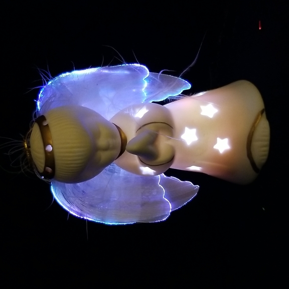 Praying Porcelain Angel - Picture 4 of 10